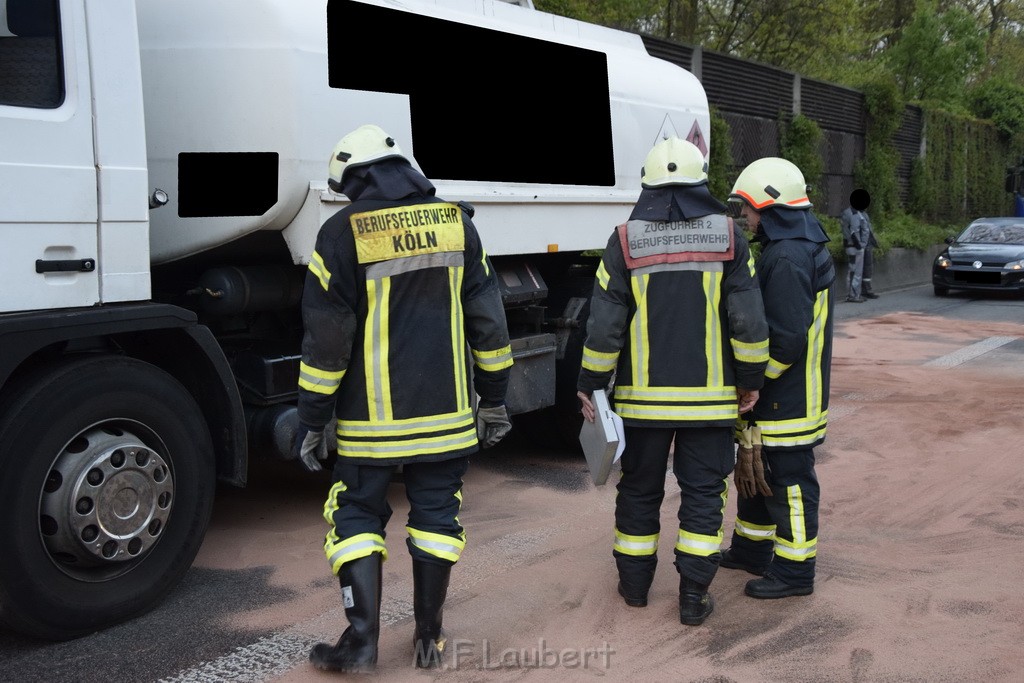 A 4 Rich Olpe vor Rodenkirchener Bruecke Heizoel LKW verliert Heizoel P25.JPG - Miklos Laubert